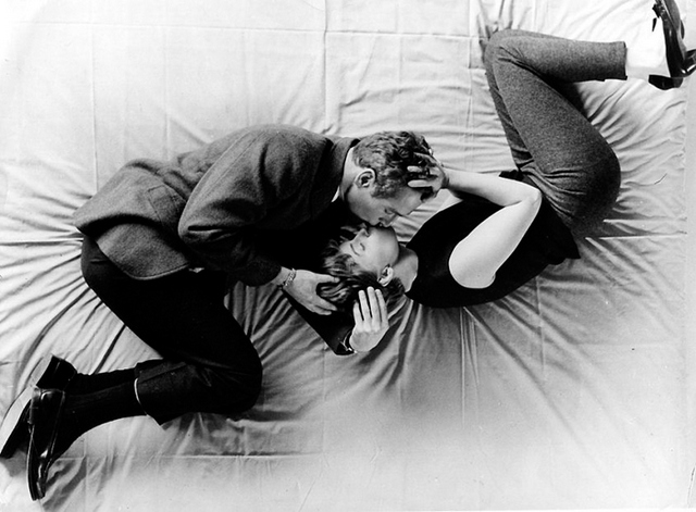 Paul-Newman-Joanne-Woodward-kiss-a-new-kind-of-love