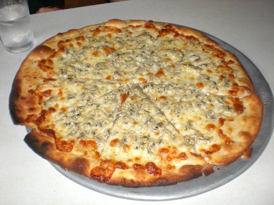 Pizza-Lee-Tavern-Staten-Island-Clam-Pie-Dongan Hills-Food