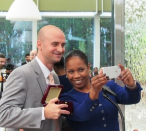 Community Service Award recipient Kamillah M. Hanks snaps a “selfie” with presenter Frank Rizzo. 